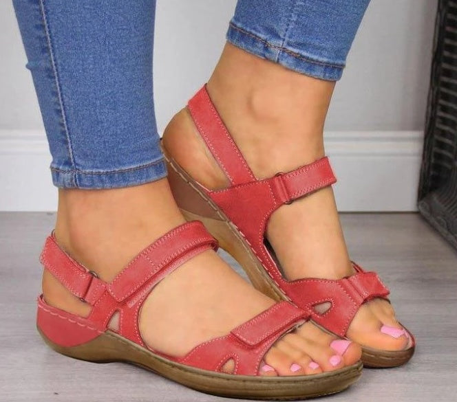 Sherine - Fischmaul Sandalen mit flachem Keilabsatz