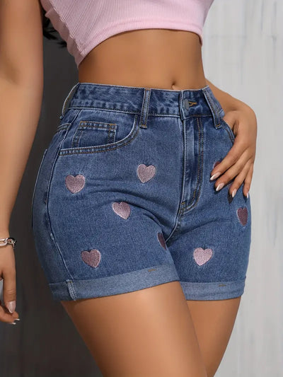 Zina - Denim-Shorts mit gestickten Herzen und gerolltem Saum für Frauen