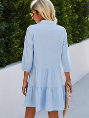 Delphine - Kleid mit V-Ausschnitt und Streifenmuster und Knopfleiste