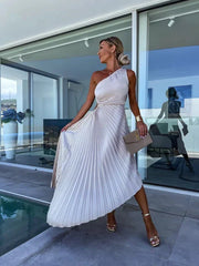 Alice - Elegantes Kleid mit schrägen Schultern und Plissee