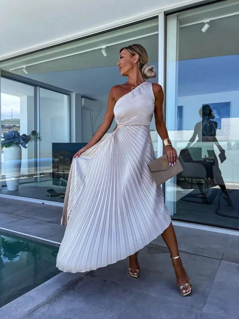 Alice - Elegantes Kleid mit schrägen Schultern und Plissee