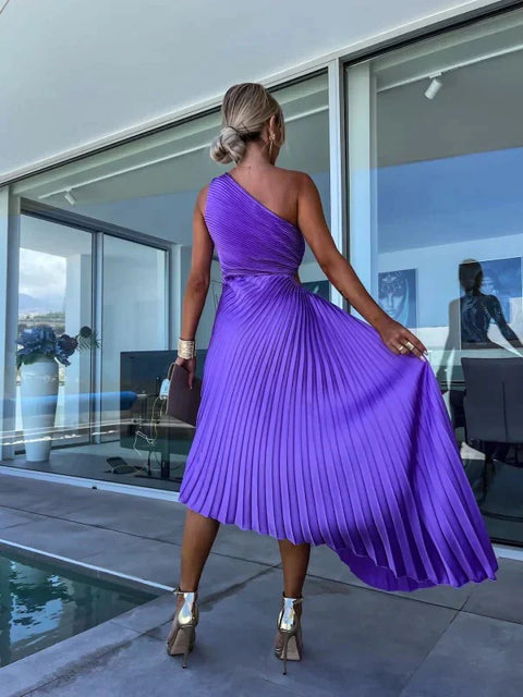 Alice - Elegantes Kleid mit schrägen Schultern und Plissee