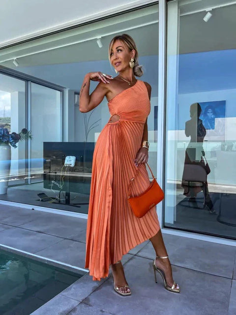 Alice - Elegantes Kleid mit schrägen Schultern und Plissee