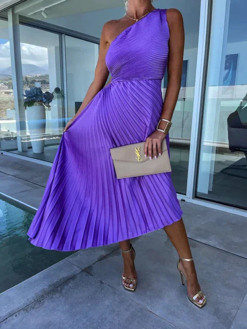 Alice - Elegantes Kleid mit schrägen Schultern und Plissee
