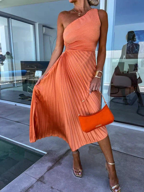 Alice - Elegantes Kleid mit schrägen Schultern und Plissee