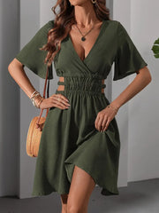 Loretta - Ausgeschnittene Taille Schmetterlingsärmel Kleid